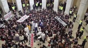 Manifestanti entrano al Congresso Usa contro la guerra d'Israele a Gaza