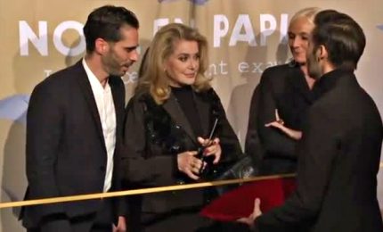 Catherine Deneuve inaugura le vetrine natalizie di Printemps