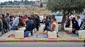 Gerusalemme, preghiere in strada sotto l'occhio della polizia israeliana