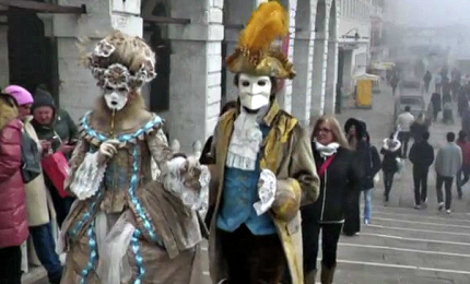 La nebbia non ferma il carnevale di Venezia