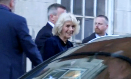 La regina Camilla fa visita a re Carlo III in ospedale