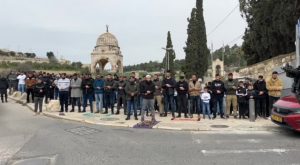 No alla moschea, palestinesi pregano in strada a Gerusalemme