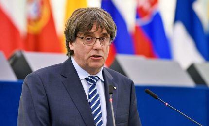 La sfida di Puigdemont, torna a Barcellona: "Siamo ancora qui"