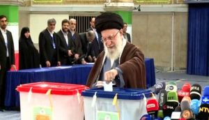 Il leader supremo Khamenei tra i primi a votare