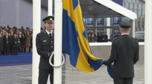 La-bandiera-della-Svezia-issata-nel-quartier-generale-della-Nato