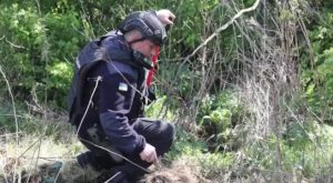 L'estenuante lavoro degli sminatori nei campi ucraini