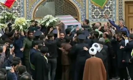 Il caos dei sostenitori per portare a spalla la bara di Raisi a Qom