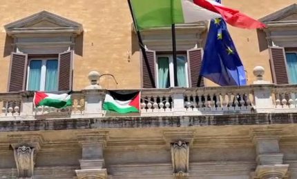 M.O., bandiere Palestina appese al balcone di Montecitorio