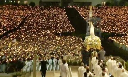 Folla in preghiera per il pellegrinaggio al Santuario di Fatima