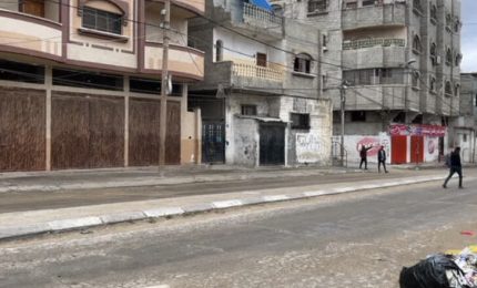 Fuga da Rafah, strade deserte: pure gli sfollati smantellano le tende