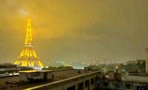 Fulmine colpisce la Torre Eiffel il cielo di Parigi si illumina