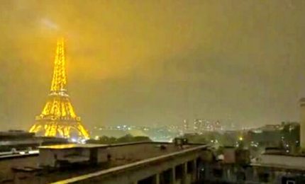 Fulmine colpisce la Torre Eiffel: il cielo di Parigi si illumina