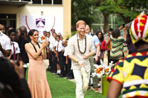 Harry e Meghan in Nigeria tra pallavolo e raccolta fondi