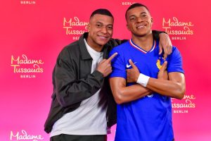 Kylian Mbappé scopre la sua statua di cera a Parigi