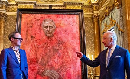 Svelato il ritratto ufficiale di Re Carlo III su sfondo rosso