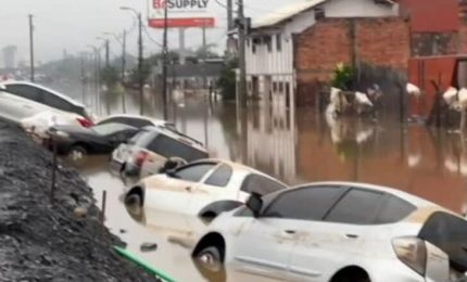 Inondazioni, auto sott'acqua lungo strade nel sud del Brasile
