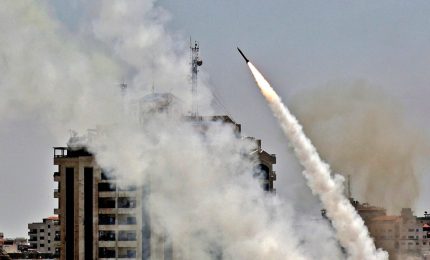 Hamas lancia una raffica di razzi su Tel Aviv, Israele riunisce gabinetto guerra