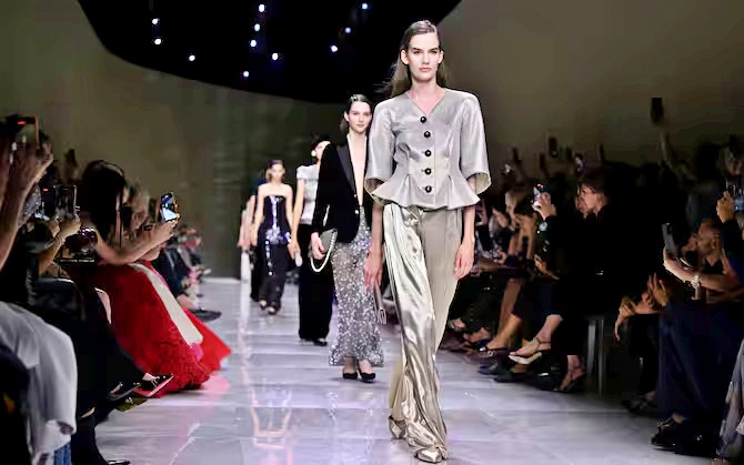 Armani Privé autunno-inverno 2024/25: l’eleganza senza tempo