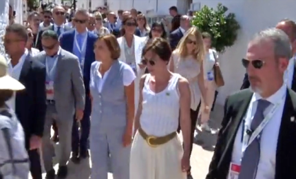 Mogli e mariti dei leader del G7 in visita ad Alberobello