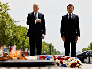 Biden in Francia, Macron lo accoglie all'Arco di Trionfo