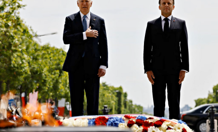 Joe Biden in Francia, Emmanuel Macron lo accoglie all'Arco Trionfo