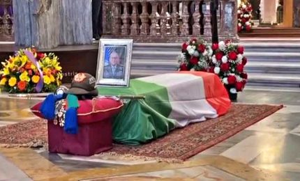 Funerali generale Graziano, l'ingresso del feretro con il tricolore