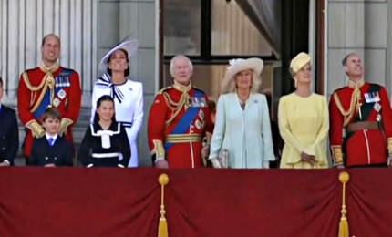 La Royal Family con Kate e Carlo sul balcone di Buckingham Palace