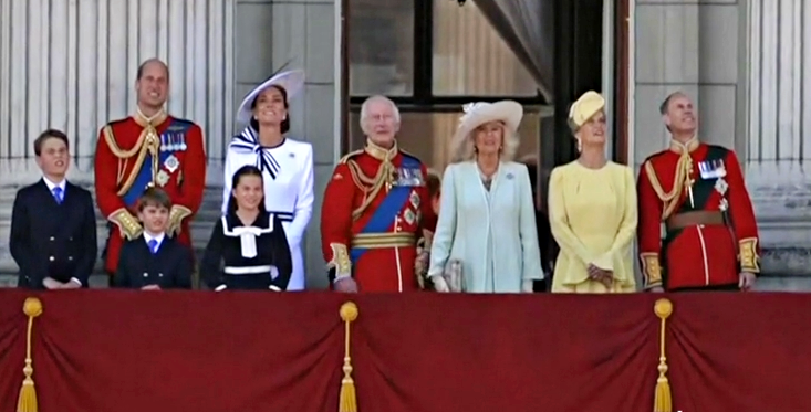 La Royal Family con Kate e Carlo sul balcone di Buckingham Palace