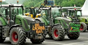 Ue, agricoltori francesi e spagnoli bloccano la frontiera sui Pirenei