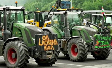 Ue, agricoltori francesi e spagnoli bloccano la frontiera sui Pirenei
