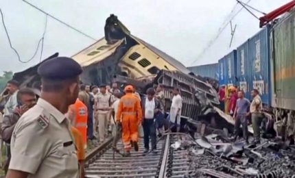 Scontro fra treni passeggeri e merci in India, almeno 8 morti
