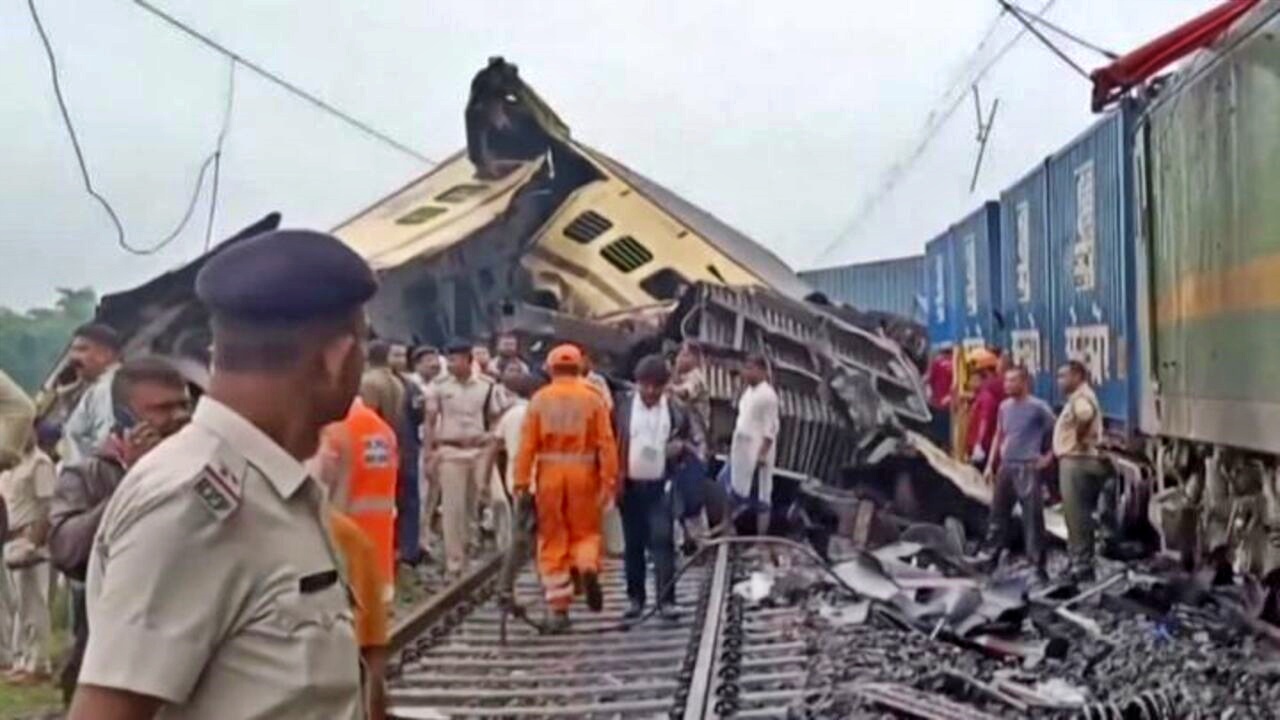 Scontro fra treni passeggeri e merci in India, almeno 8 morti
