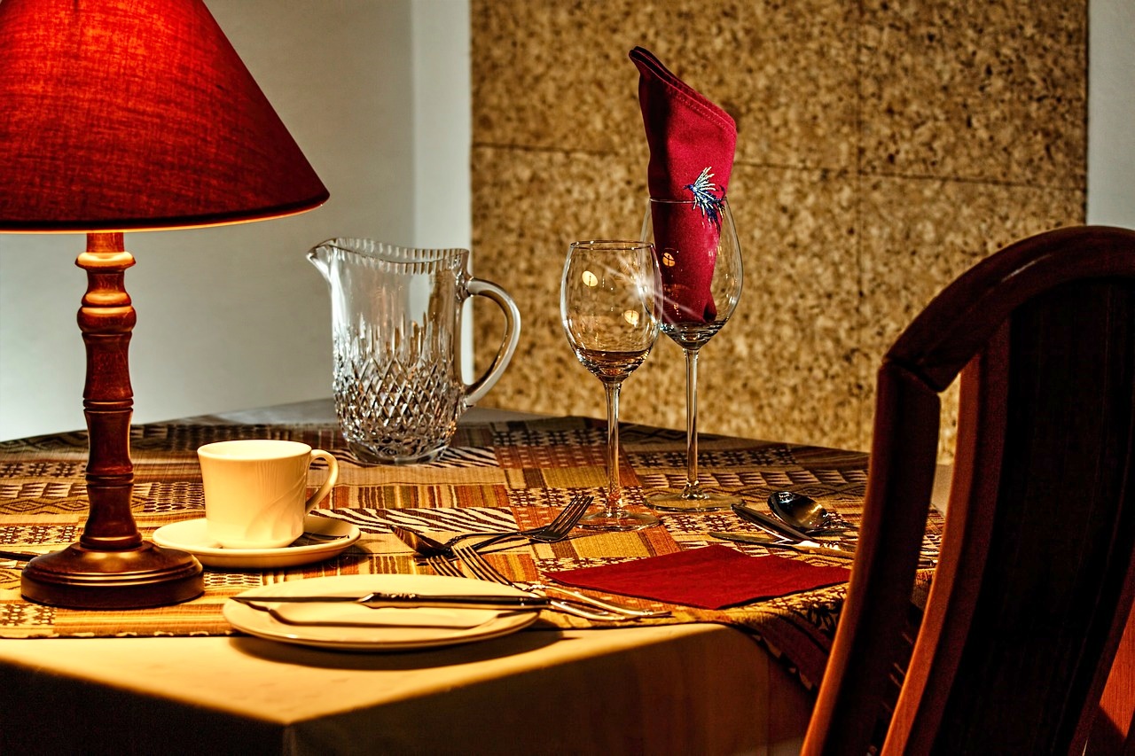 Organizzare cene e pranzi in casa: le soluzioni per tavoli e sedie eleganti e funzionali