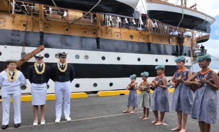 Nave Vespucci arriva alle Hawaii, calorosa accoglienza a Honolulu