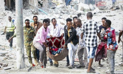 Somalia, attacco kamikaze: oltre 30 morti sulla spiaggia