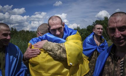 Gli ex prigionieri di guerra russi liberi dopo lo scambio con l'Ucraina