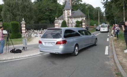 Francia, il funerale di Delon: arrivo del carro funebre a Douchy