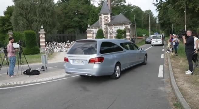 Il-funerale-di-Delon-arrivo-del-carro-funebre-a-Douchy