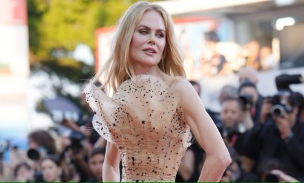 A Venezia Nicole Kidman seduce tutti sul red carpet di "Babygirl"