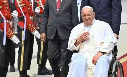 Il Papa è arrivato all'aeroporto di Port Moresby in Papua Nuova Guinea