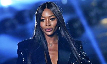 Naomi Campbell premiata a Parigi ma sospesa da ente benefico