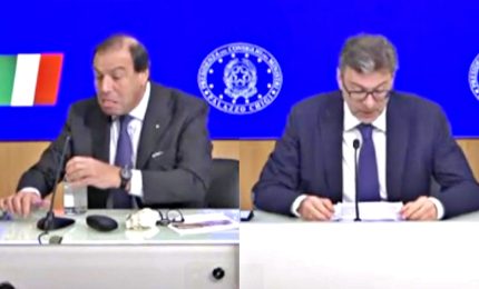 Si rompe un bicchiere in conferenza stampa, Giorgetti: "Porta bene?"