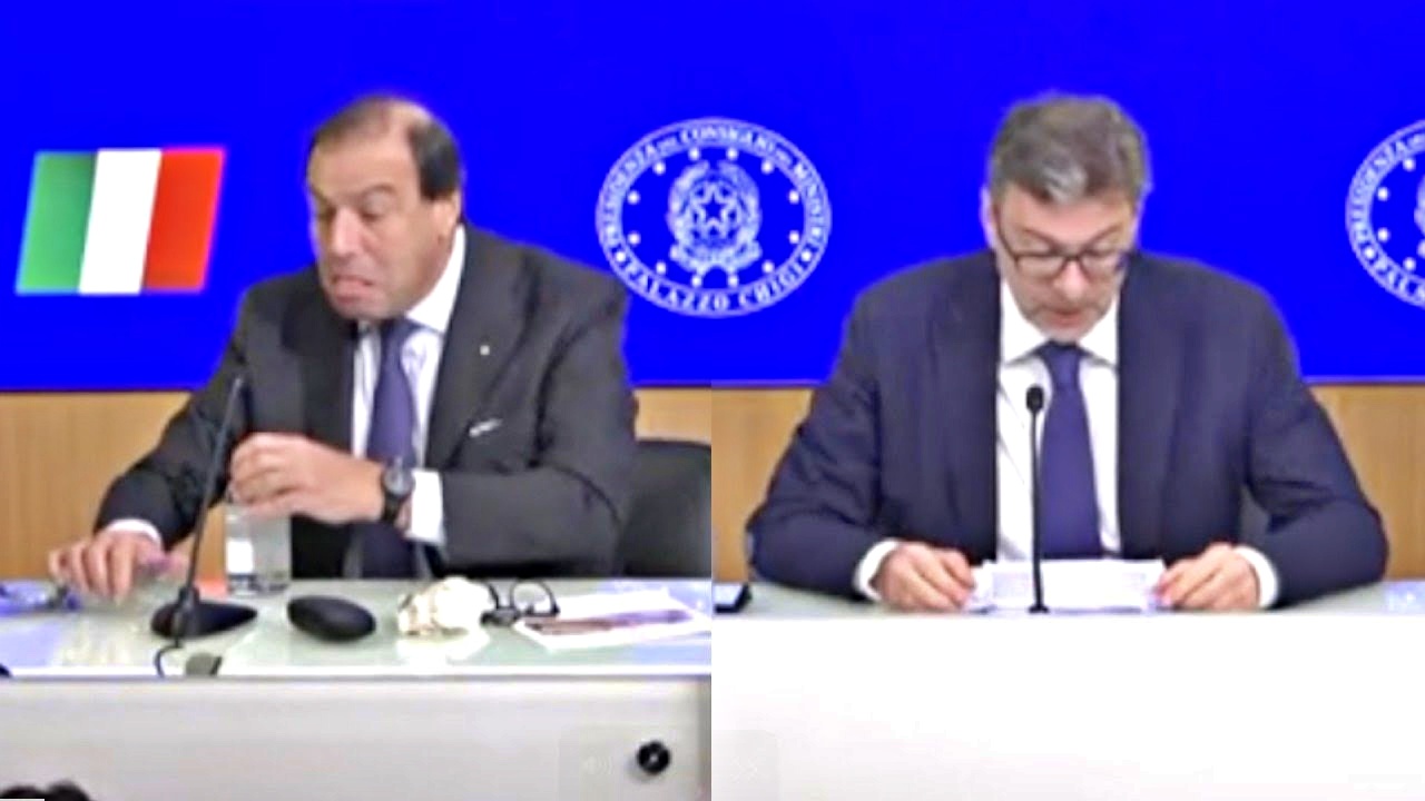 Si rompe un bicchiere in conferenza stampa, Giorgetti: “Porta bene?”