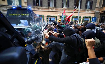 Manifestazione pro Palestina, scontri violenti: oltre 20 feriti tra le forze dell'ordine