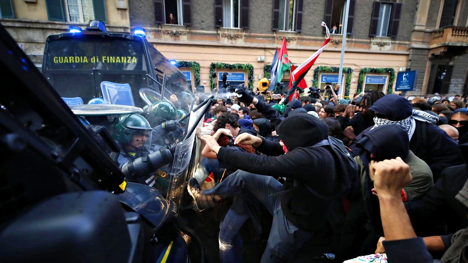 Scontri violenti durante la manifestazione pro Palestina: 24 feriti tra le forze dell’ordine