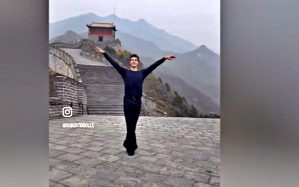 Roberto Bolle in Cina, passi di danza sulla muraglia cinese