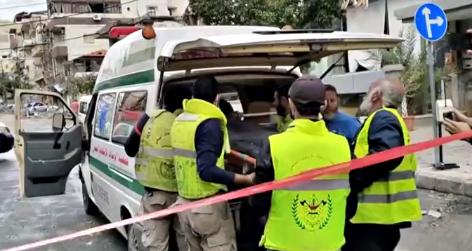 Libano, soccorritori tra le macerie di Tiro dopo il raid israeliano