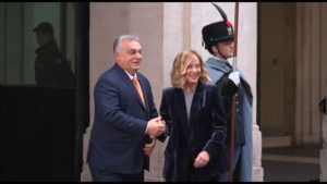 Il picchetto d'onore per Viktor Orban a Palazzo Chigi con Meloni