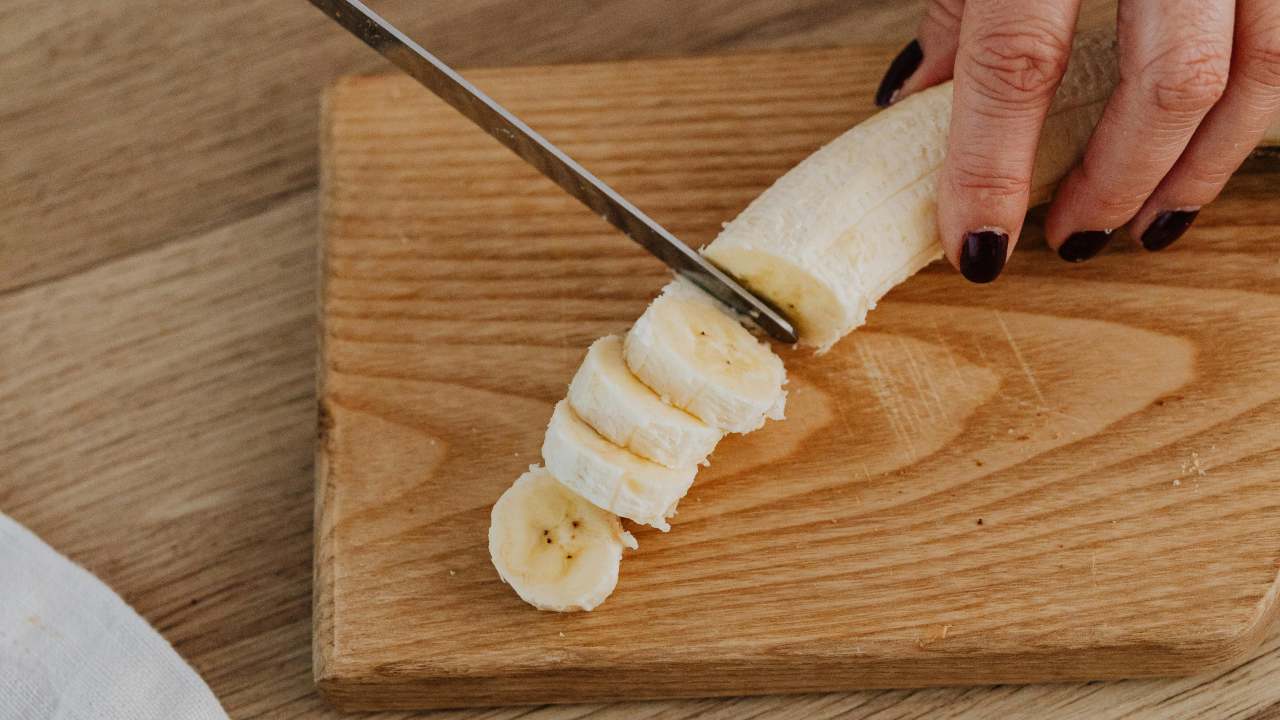 Banana, ti basta usarla così ogni settimana: la pelle torna più luminosa in pochi giorni | Altro che chirurgo estetico