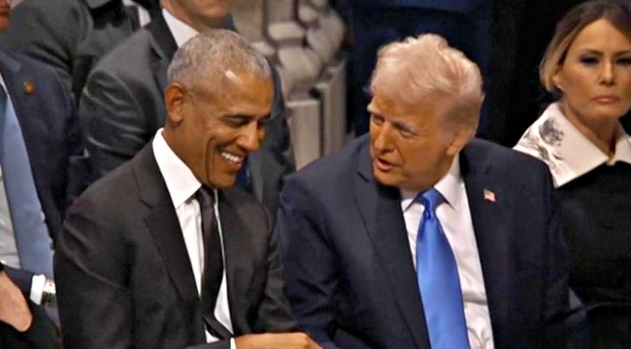 Obama ride mentre Trump gli parla ai funerali di Carter. Si conclude la cerimonia funebre